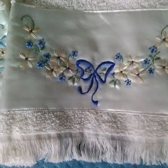 Guest Towels/2 - Picture 2 of 8